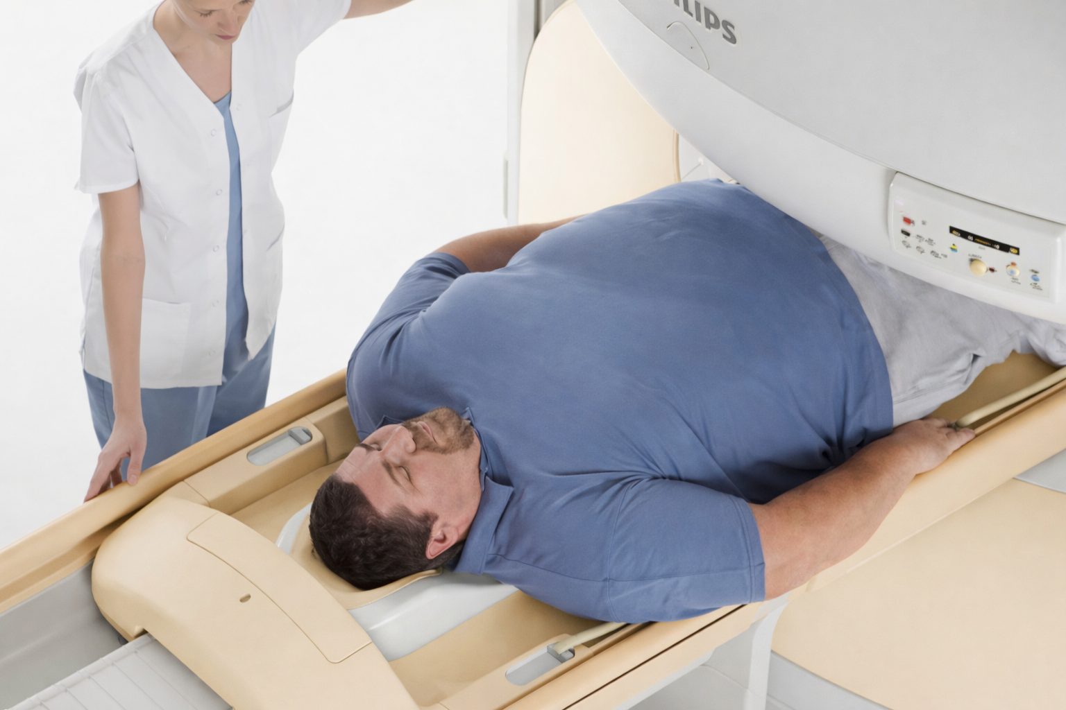 Pacjent otyły wygodnie ułożony na stole otwartego rezonansu magnetycznego APERTA – MRI bez ograniczenia wagi w Rzeszowie